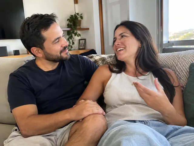 Marido ouvindo a esposa com carinho no sofá